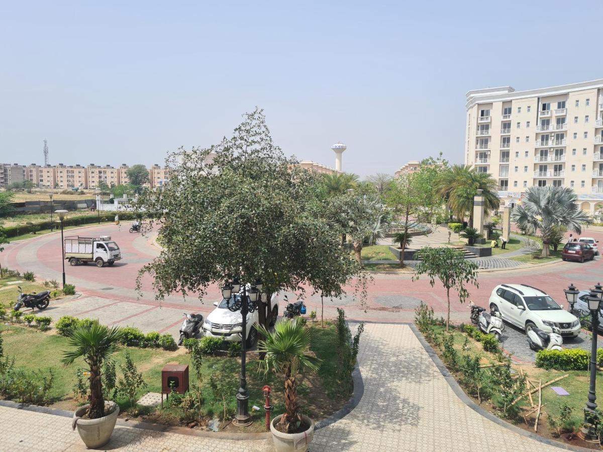 Lord Krishna Palace Hotel Vrindavan Exterior photo