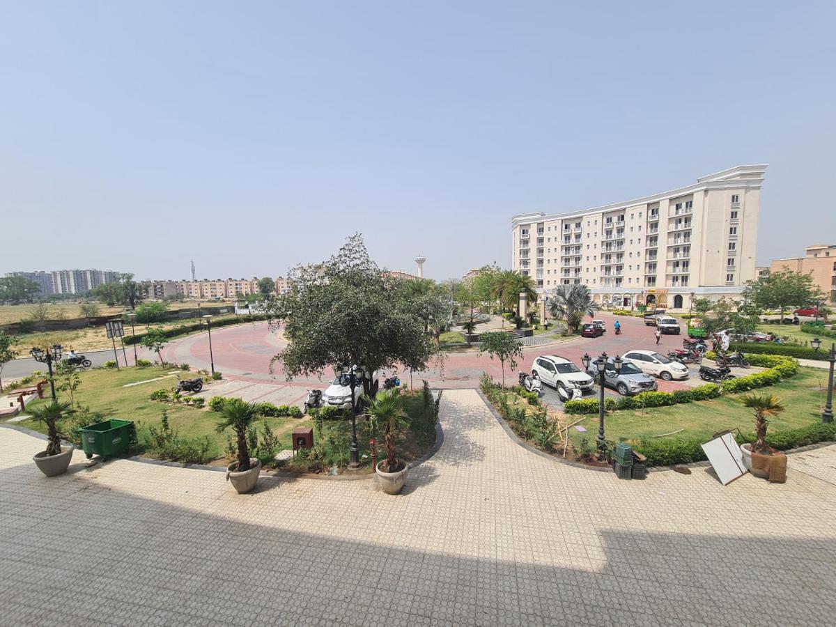 Lord Krishna Palace Hotel Vrindavan Exterior photo